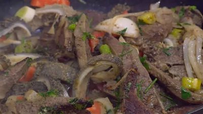 تقدم مع الفتة والممبار.. طريقة عمل لحمة الرأس