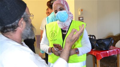  الرعاية الصحية: استمرار حملات طرق الأبواب لتطعيم نزلاء دور رعاية المسنين بلقاح كورونا 