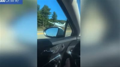  خلل فني يجبر طائرة على الهبوط وسط طريق مزدحم في أمريكا| فيديو 