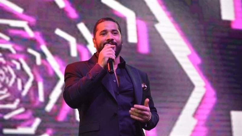 مصطفى حجاج يشعل حفل