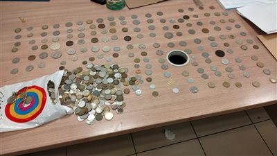 ضبط راكب عربي حاول تهريب كمية كبيرة من العملات بمطار القاهرة | صور