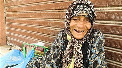 نجل أقدم بائعة جرائد في مطروح يكشف تفاصيل استبدال جثمان والدته | فيديو