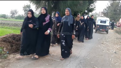 انهيار والدة الطفلة نورهان ضحية الإهمال بمستشفى طنطا أثناء تشييع جنازتها