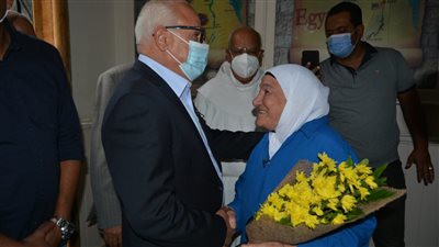 محافظ بورسعيد يكرم أم محمد صاحبة رحلة كفاح امتدت لـ 55 عامًا |صور