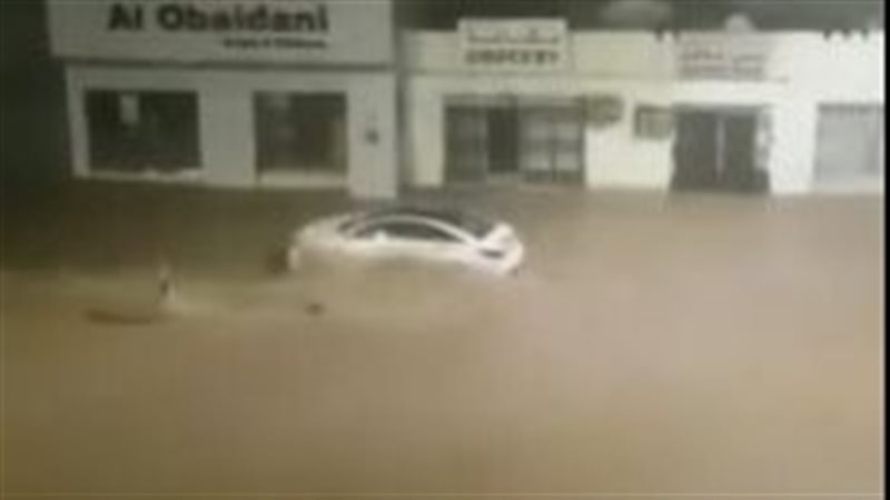 غرق عدد من السيارات