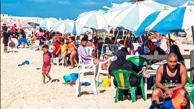 المصطافون يودعون البحر في آخر يوم للشماسي على شواطئ مطروح | فيديو وصور