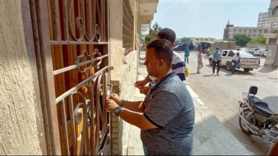 غلق مخزن غير مرخص خلال حملة لإزالة الإشغالات بالإسماعيلية | صور 