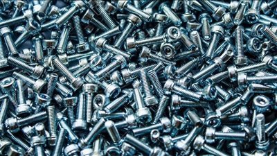 عملية جراحية عاجلة لإزالة كيلو جرام مسامير من معدة رجل