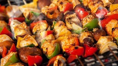 يقدم مع سلطة الزبادي والأرز البسمتي.. طريقة عمل شيش طاووق