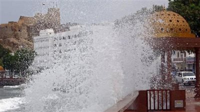 هم يبكي وهم يضحك.. مسن يمارس التجديف على سيول إعصار شاهين | فيديو