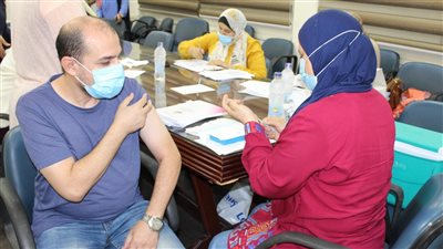 حملة لتطعيم العاملين بالشركة القابضة للمطارات ضد فيروس كورونا