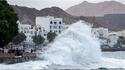 غرق سفينة بميناء قابوس بسبب إعصار شاهين