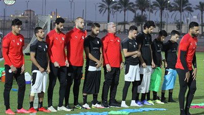 شاهد.. لاعبو منتخب مصر يؤدون صلاة المغرب قبل انطلاق المران المسائي