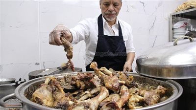النيفة شغل حريفة.. قصة «النجاحي» صاحب أقدم محل لحم الضأن في الغورية|فيديو