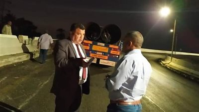 إعادة فتح محور عدلي منصور بعد رفع ماسورتين سقطتا من سيارة نقل ببني سويف