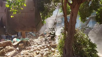 إزالة 54 حالة تعد على أراضي أملاك الدولة بمركز ملوي بالمنيا