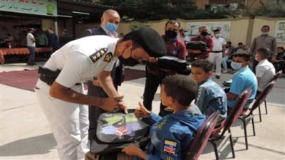 الداخلية تشارك الأطفال الفرحة فى استقبال العام الدراسى وتهديهم حقائب مدرسية 