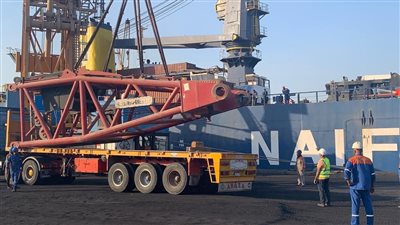 ميناء الأدبية يستقبل أكبر ونش في العالم بحمولة 1200 طن