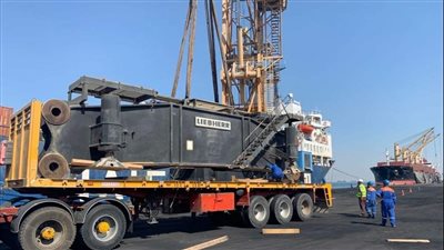 سر استلام اقتصادية قناة السويس أكبر ونش في العالم | صور