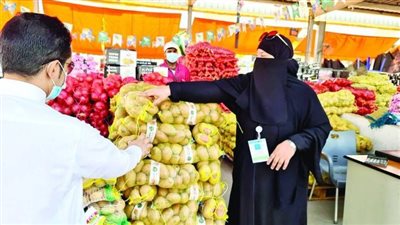 «كسرت القاعدة».. أول سعودية تحصل على مهنة مقتصرة على الرجال في المملكة