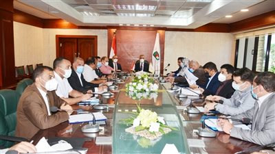 محافظ سوهاج يتابع مشروعات حياة كريمة مع رؤساء الوحدات المحلية