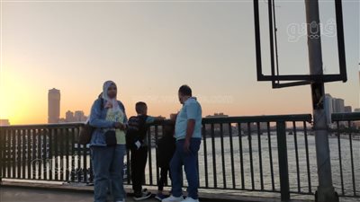 العائلات تتصدر المشهد على الكباري وفي المراكب بوسط البلد (صور)