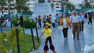 شاهد إقبال المواطنين على ساحة مصر والممشى السياحي ببورسعيد ثاني أيام عيد الأضحى