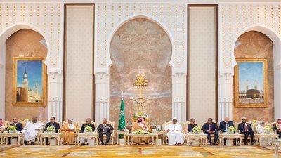 بينهم مدبولي، بن سلمان يستقبل كبار الشخصيات الإسلامية المؤدية للحج (صور)