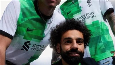 محمد صلاح يشارك في إعلان ليفربول عن القميص الثاني للموسم الجديد