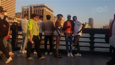 ازدحام شبابي أعلى كوبري قصر النيل في ثاني أيام عيد الأضحى (صور)