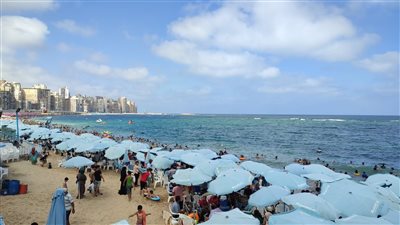 إقبال كبير على شواطئ الإسكندرية احتفالا بثالث أيام عيد الأضحى