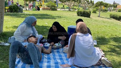 افتراش الأرض وتسلق الألعاب أبرز مظاهر احتفال المصريين بعيد الأضحى بالحديقة الدولية (صور)