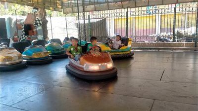 إقبال الأطفال على سيارات التصادم والبدالات بملاهي حلوان في ثالث أيام العيد (فيديو)