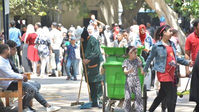 عمال النظافة الجندي المجهول خلف سعادة زوار حديقة الحيوان بعيد الأضحى (صور)