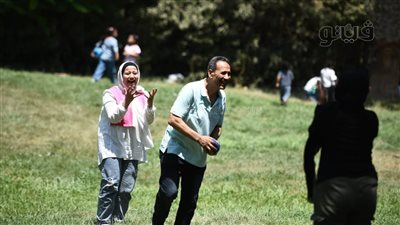 لعب الكرة وسيلة المصريين للترفيه عن أنفسهم بالقناطر في ثالث أيام عيد الأضحى (صور) 