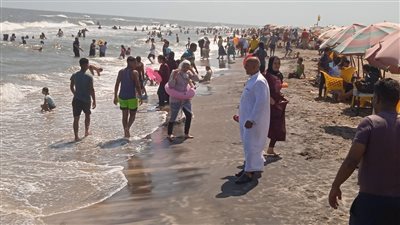 توافد الآلاف على شواطئ بلطيم في ثالث أيام عيد الأضحى (صور)