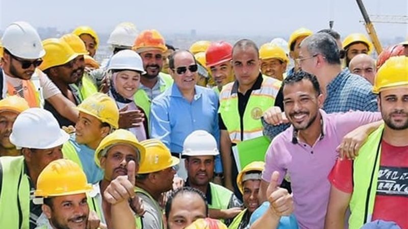 صورة تذكارية للعمال
