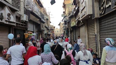 زحام كثيف بشارعي المعز والحسين في ثالث أيام عيد الأضحى (صور)