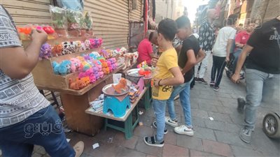 الأطفال يقبلون على شراء الألعاب بشارع المعز (صور)