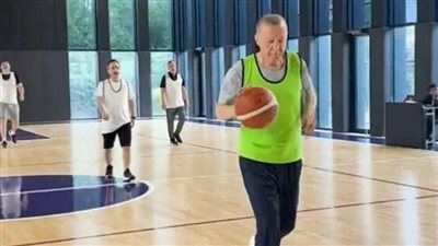 أردوغان يلعب كرة السلة مع عدد من المسؤولين الأتراك (فيديو وصور) 