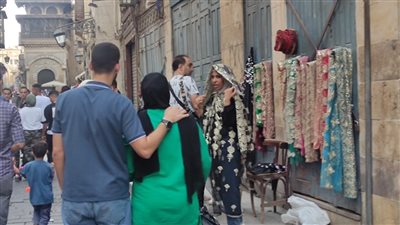 اللبس الهندي والبلدي يجذب زوار شارع المعز في ثالث أيام عيد الاضحى (صور)