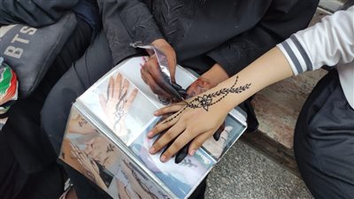 الحنة تزين أيادي البنات والأولاد بشارع المعز في ثالث أيام عيد الأضحى (صور)