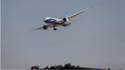 هلع وذعر في طائرة بعد محاولة ملاكم فتح بابها