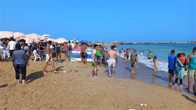 إقبال كبير على شواطئ الإسكندرية احتفالا برابع أيام عيد الأضحى المبارك 