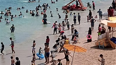إقبال كبير للمصطافين على شواطئ الإسكندرية خلال أيام عيد الأضحى 