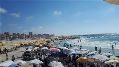 إقبال على شواطيء الإسكندرية ومفاجأة النخيل كامل العدد بعد افتتاحه في العيد (صور) 