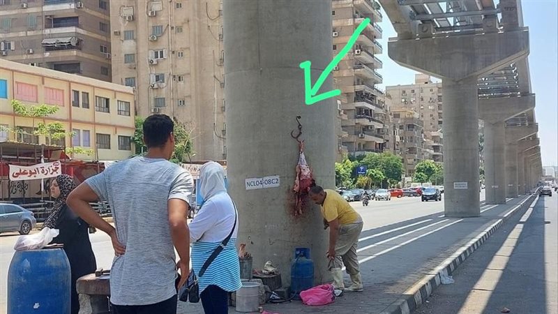 قيام جزار بتعليق