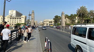 ارتفاع درجات الحرارة يضعف الإقبال على كوبري قصر النيل في رابع أيام العيد (صور)