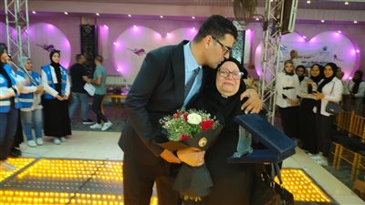 طلاب بالإسماعيلية يقيمون ممرًا شرفيًا لوالدة معلمهم تقديرًا له (صور) 