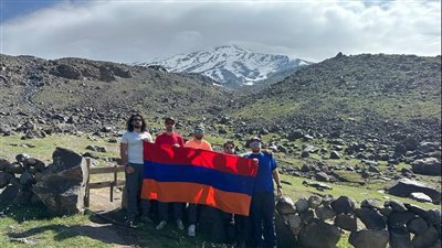 شباب الأرمن يرفعون علم مصر على جبل سفينة نوح 